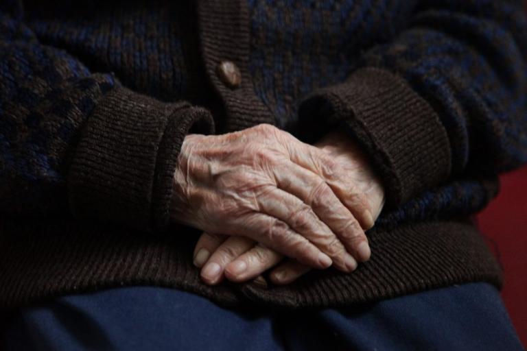 Λουκέτο στο άθλιο Γηροκομείο στον Λόφο Σκουζέ | Newsit.gr Λουκέτο στο άθλιο Γηροκομείο στον Λόφο Σκουζέ | Newsit.gr
