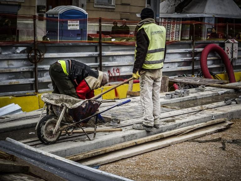 ΟΟΣΑ: Η υπερφορολόγηση έχει «γονατίσει» τους μισθωτούς στην Ελλάδα