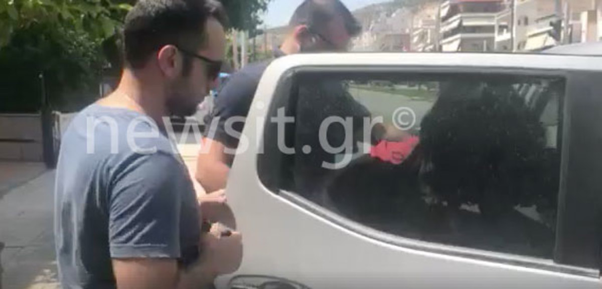 Η στιγμή που η 19χρονη η οποία ομολόγησε ότι σκότωσε το μωρό της οδηγείται στην φυλακή | Newsit.gr Η στιγμή που η 19χρονη η οποία ομολόγησε ότι σκότωσε το μωρό της οδηγείται στην φυλακή | Newsit.gr