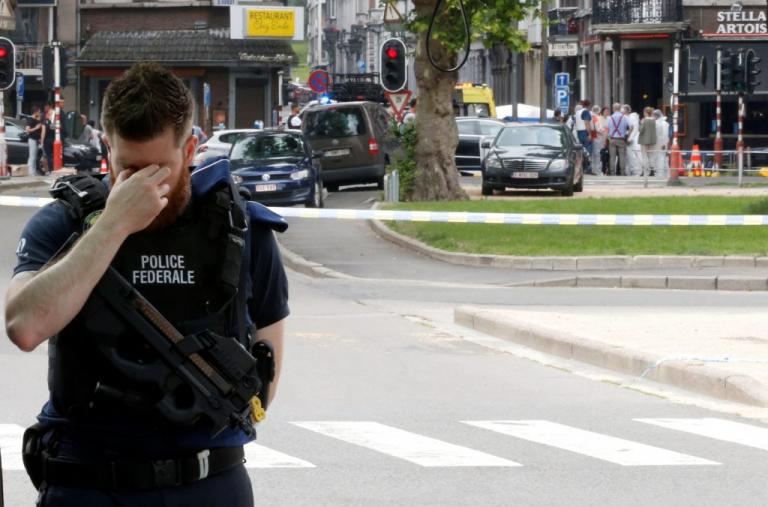 Μακελειό στην Λιέγη: Συγκλονίζει ο δακρυσμένος αστυνομικός [pics] | Newsit.gr