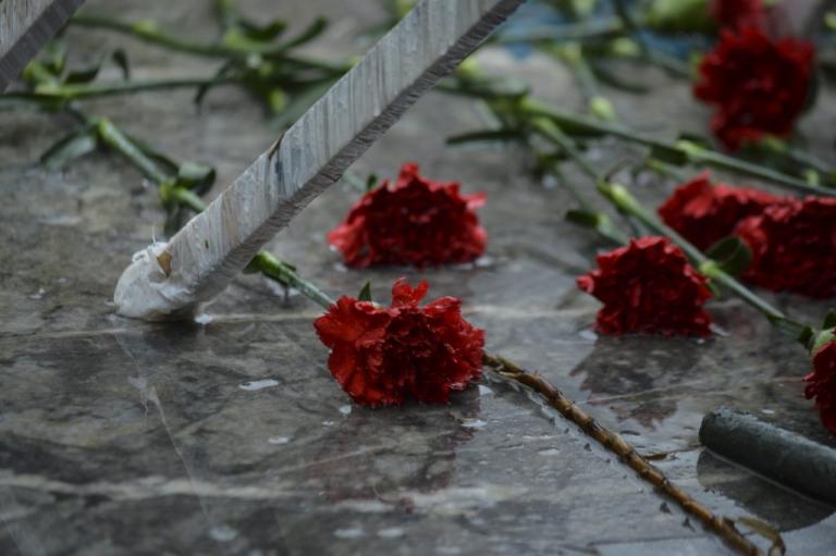 Πρωτομαγιά: Ελληνοκύπριοι και Τουρκοκύπριοι εργαζόμενοι γιόρτασαν μαζί στην «νεκρή ζώνη»! | Newsit.gr Πρωτομαγιά: Ελληνοκύπριοι και Τουρκοκύπριοι εργαζόμενοι γιόρτασαν μαζί στην «νεκρή ζώνη»! | Newsit.gr