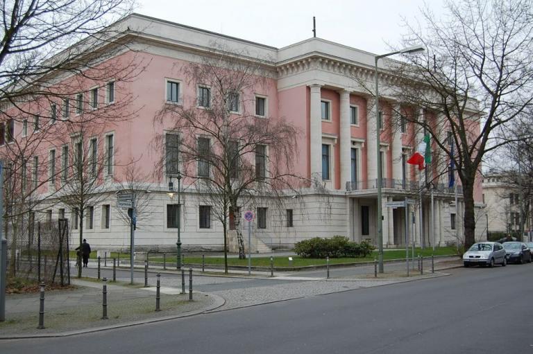 Βερολίνο: Αντιδράσεις της ιταλικής πρεσβείας για άρθρο του Spiegel | Newsit.gr Βερολίνο: Αντιδράσεις της ιταλικής πρεσβείας για άρθρο του Spiegel | Newsit.gr