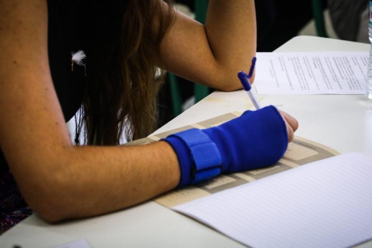Πανελλήνιες 2018: Χαμός σε σχολείο με το απίστευτο κόλπο μαθήτριας – Μηδενίστηκε και συνελήφθη η αδερφή της! | Newsit.gr Πανελλήνιες 2018: Χαμός σε σχολείο με το απίστευτο κόλπο μαθήτριας – Μηδενίστηκε και συνελήφθη η αδερφή της! | Newsit.gr