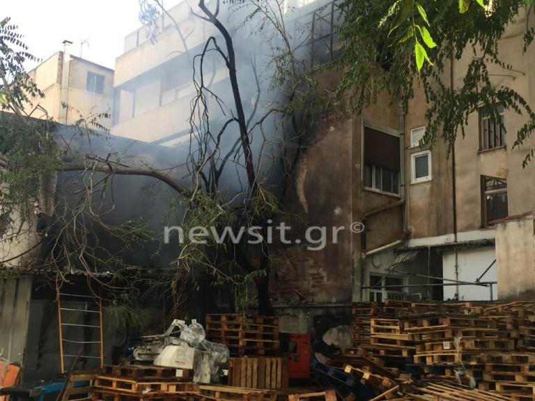 Ζημιές σε σπίτια από τη φωτιά στο Περιστέρι – Καταστράφηκε ολοσχερώς η επιχείρηση ηλεκτρικών – Από θαύμα δεν υπήρξαν τραυματισμοί | Newsit.gr