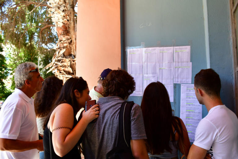 Πανελλήνιες 2018: Πέφτουν οι βάσεις στις περισσότερες σχολές | Newsit.gr Πανελλήνιες 2018: Πέφτουν οι βάσεις στις περισσότερες σχολές | Newsit.gr