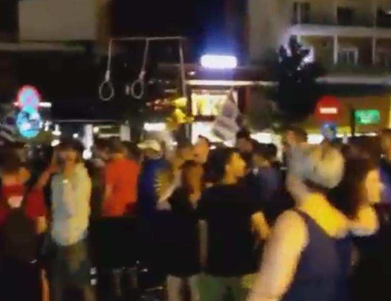 Έβγαλαν τις κρεμάλες στις Σέρρες για το Σκοπιανό | Newsit.gr Έβγαλαν τις κρεμάλες στις Σέρρες για το Σκοπιανό | Newsit.gr