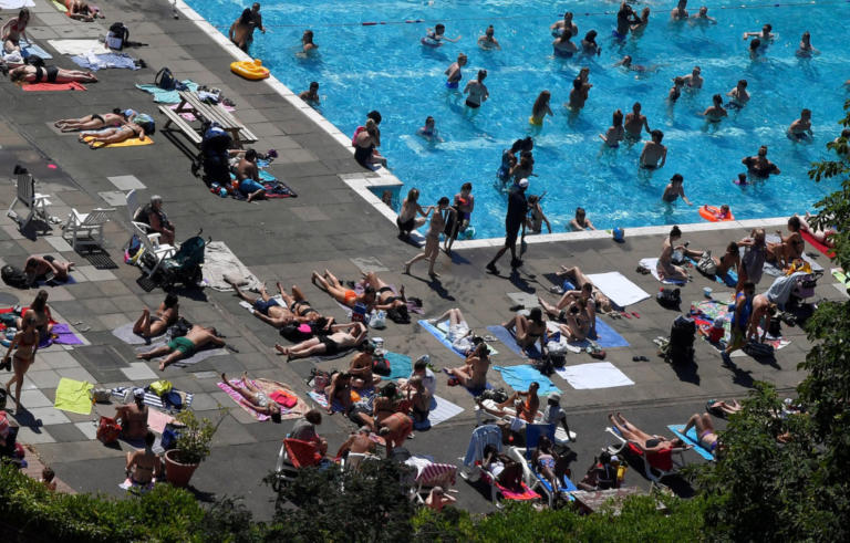 Βρετανία: Αποπνικτική ζέστη και θερμοκρασίες ρεκόρ! Στις παραλίες και πισίνες ο κόσμος για να δροσιστεί | Newsit.gr Βρετανία: Αποπνικτική ζέστη και θερμοκρασίες ρεκόρ! Στις παραλίες και πισίνες ο κόσμος για να δροσιστεί | Newsit.gr