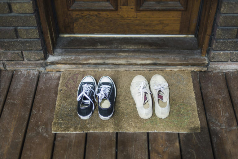 Γιατί να μην μπαίνετε ΠΟΤΕ με τα παπούτσια μέσα στο σπίτι | Newsit.gr