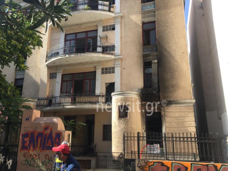 Φωτιά στο κέντρο της Αθήνας – Απεγκλώβισαν 5 άτομα οι πυροσβέστες