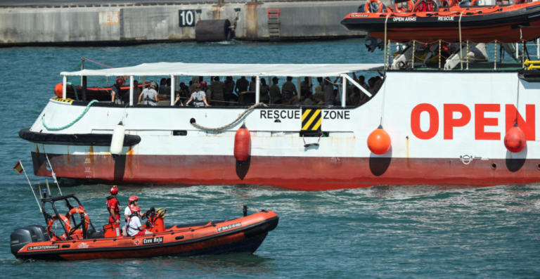Ιταλία: Δύο πλοία με 442 μετανάστες και πρόσφυγες αναμένουν πολιτική λύση! | Newsit.gr Ιταλία: Δύο πλοία με 442 μετανάστες και πρόσφυγες αναμένουν πολιτική λύση! | Newsit.gr
