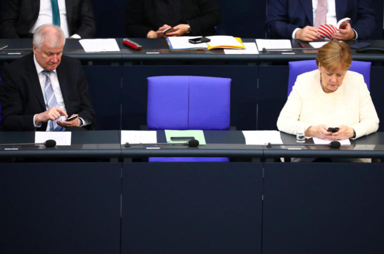 Άνγκελα Μέρκελ: Καγκελάριος με πήλινα πόδια μετά τη συμφωνία με Ζεεχόφερ | Newsit.gr Άνγκελα Μέρκελ: Καγκελάριος με πήλινα πόδια μετά τη συμφωνία με Ζεεχόφερ | Newsit.gr