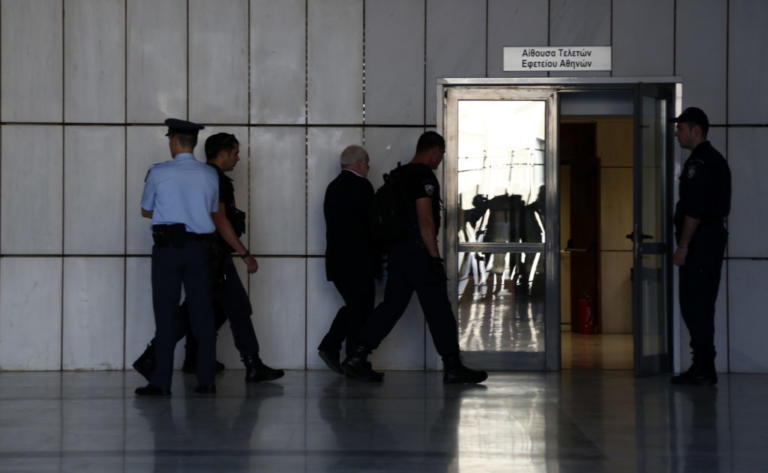 Στα… μαλακά ο Σμπώκος για τα εξοπλιστικά! «Έσπασαν» τα ισόβια | Newsit.gr Στα… μαλακά ο Σμπώκος για τα εξοπλιστικά! «Έσπασαν» τα ισόβια | Newsit.gr