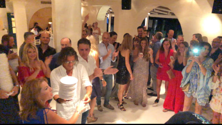 Μαθήματα… γλεντιού από τον Ηλία Ψινάκη και τους λαμπερούς καλεσμένους του – video | Newsit.gr Μαθήματα… γλεντιού από τον Ηλία Ψινάκη και τους λαμπερούς καλεσμένους του – video | Newsit.gr