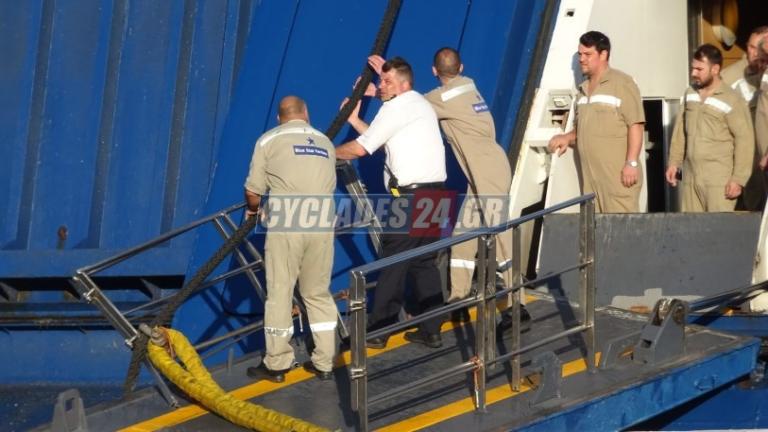 Αναχώρησε το Blue Star Paros έπειτα από την πρόσκρουση στο λιμάνι της Σύρου! Απίστευτη ταλαιπωρία για τους επιβάτες – video | Newsit.gr Αναχώρησε το Blue Star Paros έπειτα από την πρόσκρουση στο λιμάνι της Σύρου! Απίστευτη ταλαιπωρία για τους επιβάτες – video | Newsit.gr