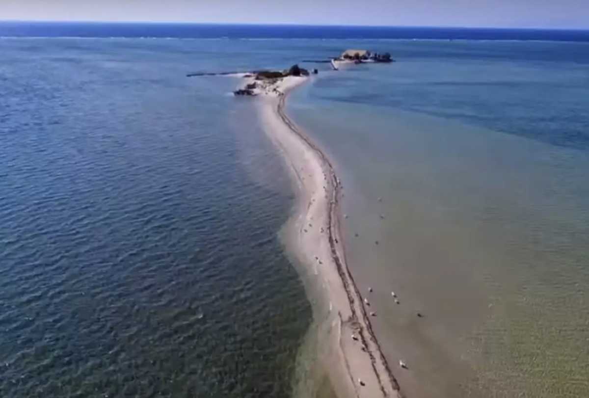 Άγιος Νικόλαος: Το παραδεισένιο ελληνικό νησί που είναι όλο παραλία