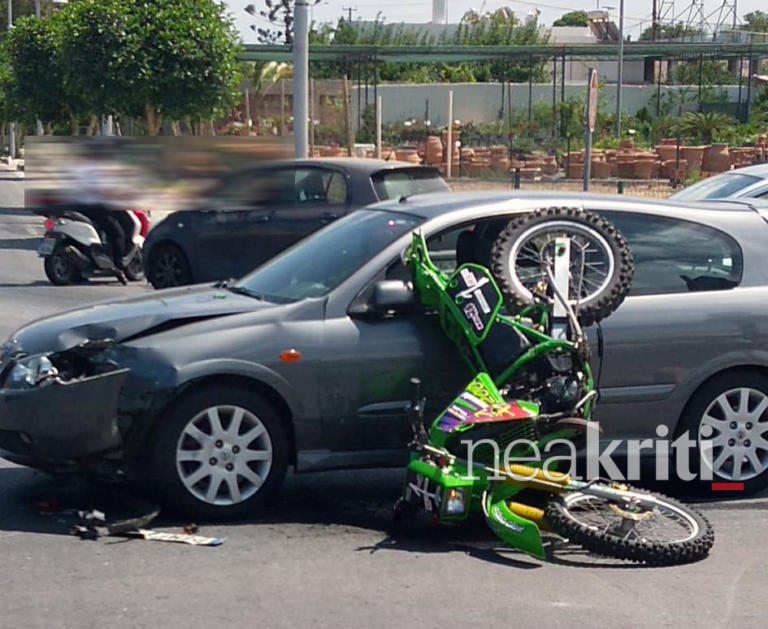 Εικόνα – σοκ στο Ρέθυμνο – Μηχανή καρφώθηκε σε αυτοκίνητο | Newsit.gr Εικόνα – σοκ στο Ρέθυμνο – Μηχανή καρφώθηκε σε αυτοκίνητο | Newsit.gr