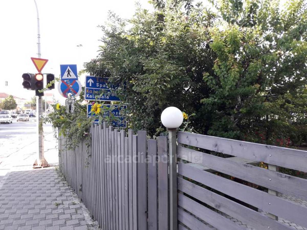 Τρίπολη: Η εικόνα της ντροπής – «Κρυφτούλι» με τις πινακίδες της Τροχαίας | Newsit.gr Τρίπολη: Η εικόνα της ντροπής – «Κρυφτούλι» με τις πινακίδες της Τροχαίας | Newsit.gr