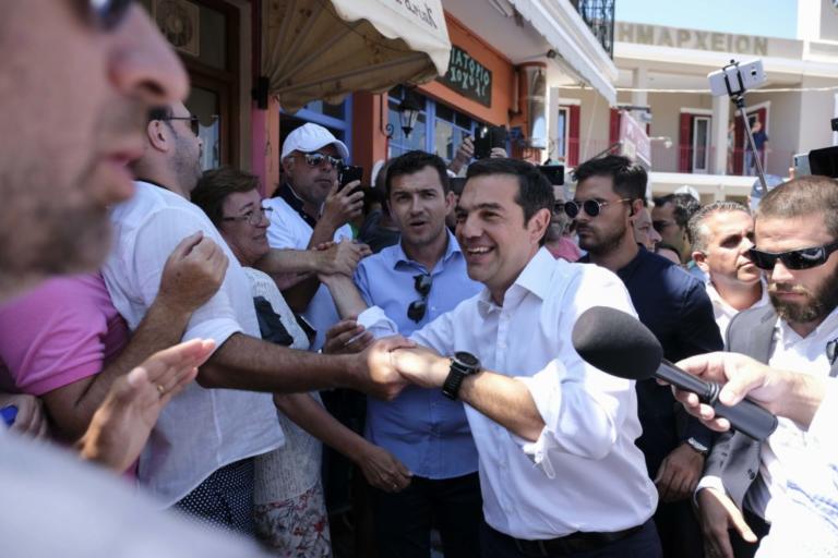 Χαμόγελα, selfies, αγκαλιές και αποθέωση Τσίπρα στην Ιθάκη – video | Newsit.gr Χαμόγελα, selfies, αγκαλιές και αποθέωση Τσίπρα στην Ιθάκη – video | Newsit.gr