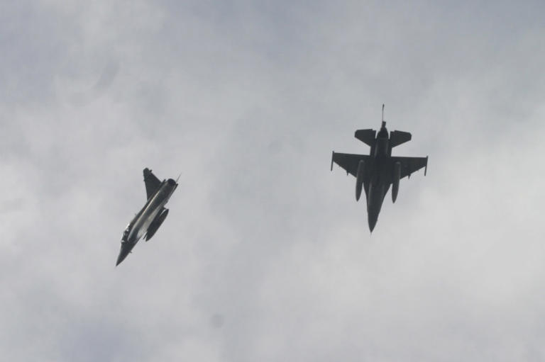 Μια εικονική αερομαχία σήκωσε στο “πόδι” τη Λέσβο | Newsit.gr Μια εικονική αερομαχία σήκωσε στο “πόδι” τη Λέσβο | Newsit.gr