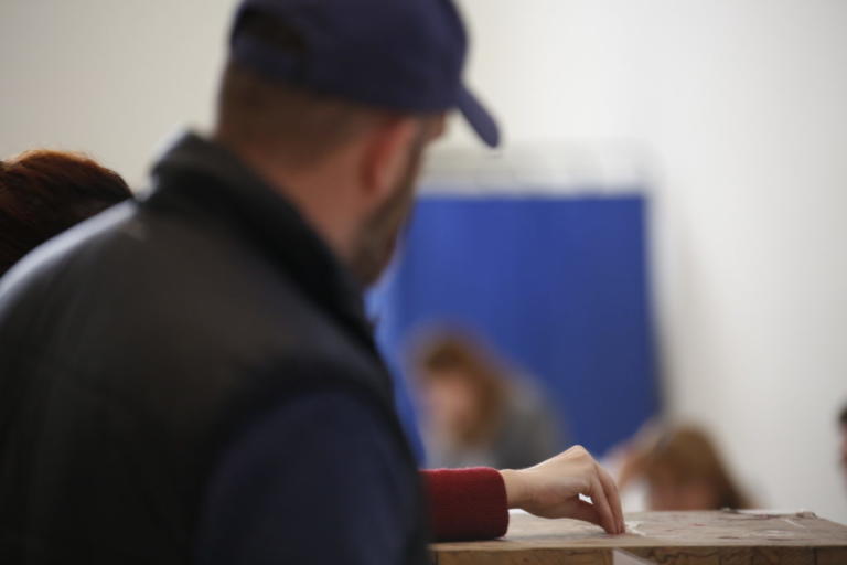 Δημοσκοπήσεις: Ανατροπή από τις μυστικές έρευνες – Η “ψαλίδα” που κλείνει και η “ισοβαθμία” τριών κομμάτων!