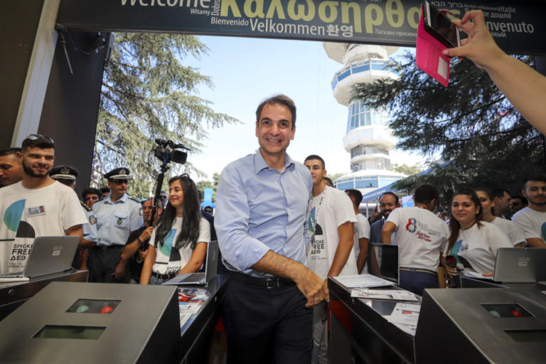 Κυριάκος Μητσοτάκης: Καρέ καρέ η βόλτα στα περίπτερα της ΔΕΘ – Οι selfies, τα τσίπουρα και το σύνθημα «Μπορούμε» | Newsit.gr Κυριάκος Μητσοτάκης: Καρέ καρέ η βόλτα στα περίπτερα της ΔΕΘ – Οι selfies, τα τσίπουρα και το σύνθημα «Μπορούμε» | Newsit.gr
