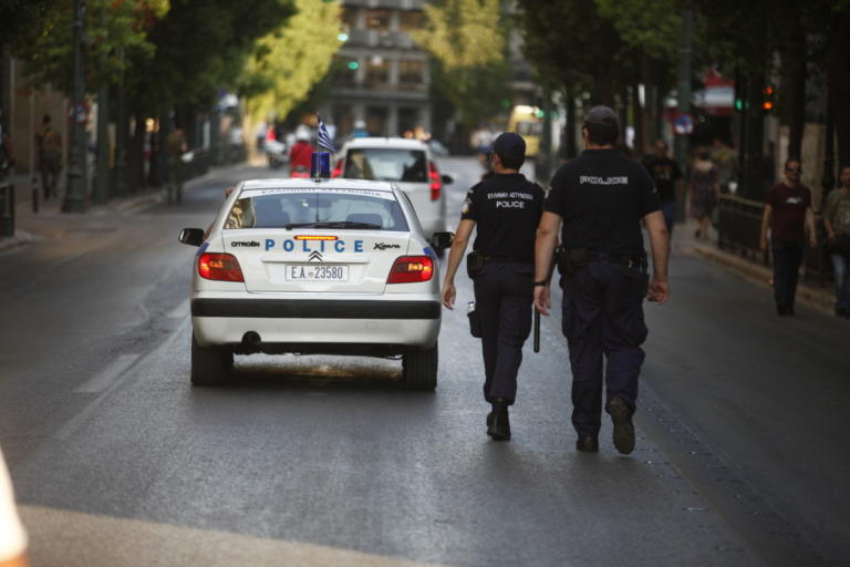 Θρίλερ στη Βούλα: Εντοπίστηκε νεκρή γυναίκα μέσα σε λίμνη αίματος στο μπαλκόνι του σπιτιού της | Newsit.gr Θρίλερ στη Βούλα: Εντοπίστηκε νεκρή γυναίκα μέσα σε λίμνη αίματος στο μπαλκόνι του σπιτιού της | Newsit.gr