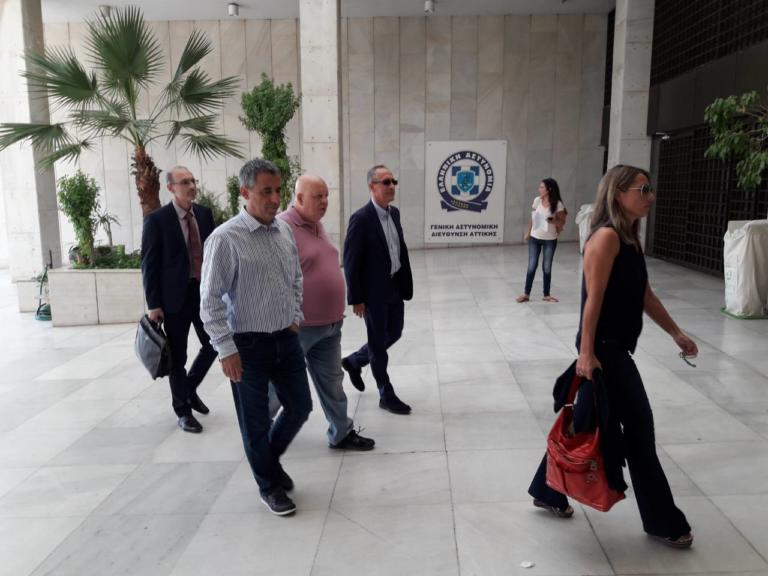 Στο Α.Τ. Εξαρχείων τρεις δημοσιογράφοι του «Φιλελεύθερου» μετά τη μήνυση του Πάνου Καμμένου – Video | Newsit.gr Στο Α.Τ. Εξαρχείων τρεις δημοσιογράφοι του «Φιλελεύθερου» μετά τη μήνυση του Πάνου Καμμένου – Video | Newsit.gr