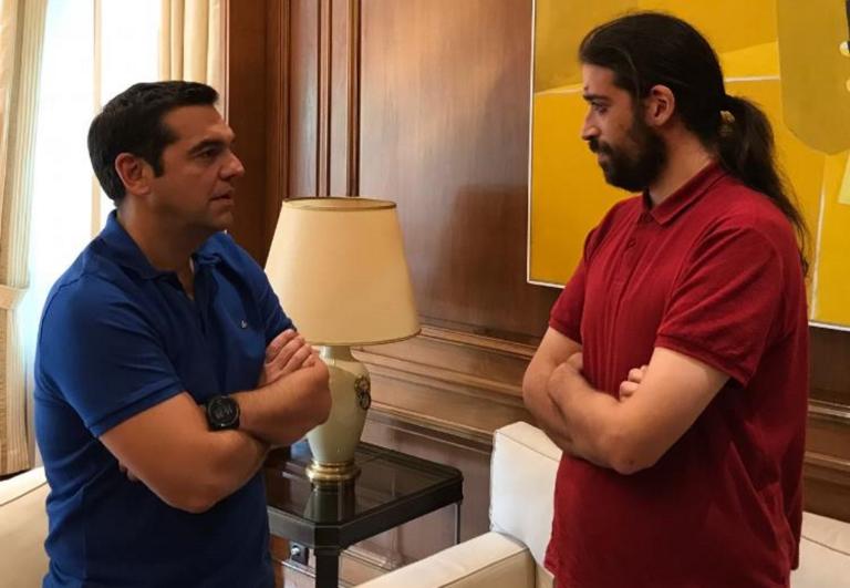 Συνάντηση Τσίπρα με τον Βαγγέλη Παπαμιχαήλ, θύμα επίθεσης χρυσαυγιτών στο Πέραμα | Newsit.gr Συνάντηση Τσίπρα με τον Βαγγέλη Παπαμιχαήλ, θύμα επίθεσης χρυσαυγιτών στο Πέραμα | Newsit.gr