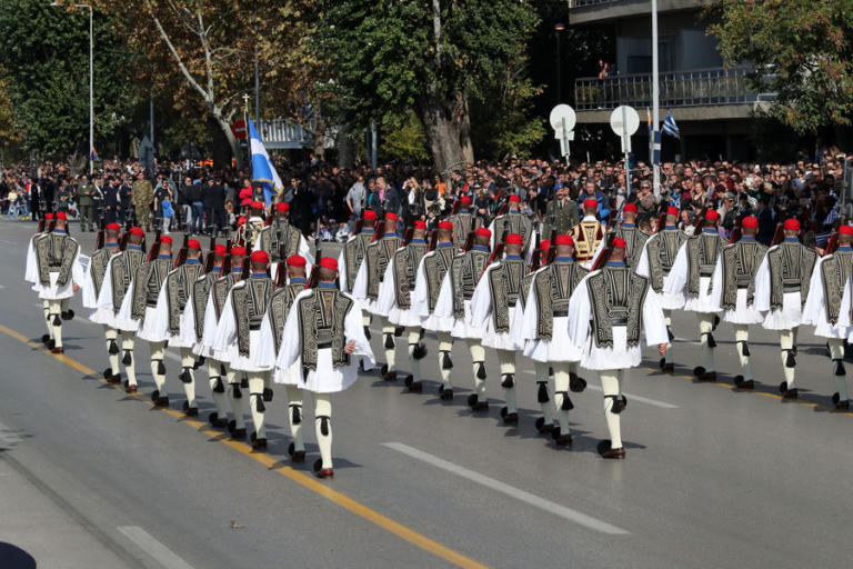 Στρατιωτική παρέλαση 28ης Οκτωβρίου: Οι εντυπωσιακές εικόνες που καθήλωσαν τα πλήθη και η επίδειξη του F-16 – video | Newsit.gr