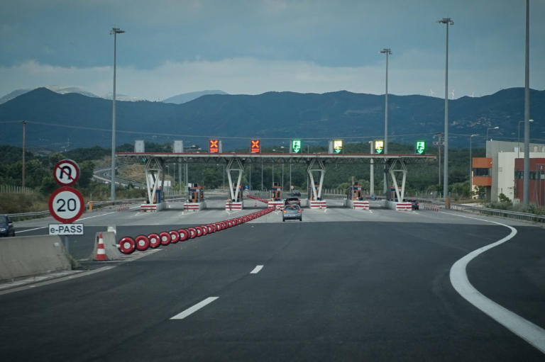 Κορινθία: Ληστές με ομπρέλες στα διόδια – Απίστευτες εικόνες στον σταθμό του Σπαθοβουνίου! | Newsit.gr Κορινθία: Ληστές με ομπρέλες στα διόδια – Απίστευτες εικόνες στον σταθμό του Σπαθοβουνίου! | Newsit.gr