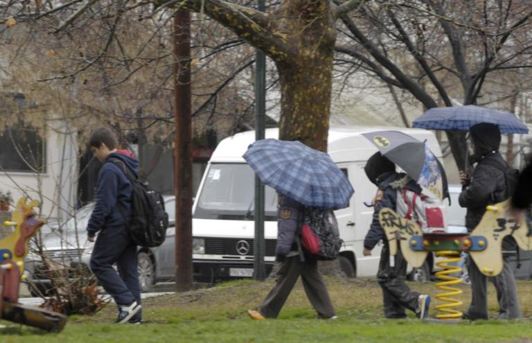 Καιρός: Άνοδος της θερμοκρασίας αλλά και βροχές την Τρίτη – Πού και ποιες ώρες θα βρέξει | Newsit.gr