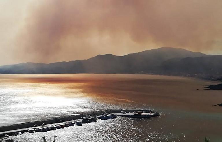 Μαίνεται η φωτιά στη Χαλκιδική! Κάτοικοι εγκαταλείπουν τα σπίτια τους | Newsit.gr Μαίνεται η φωτιά στη Χαλκιδική! Κάτοικοι εγκαταλείπουν τα σπίτια τους | Newsit.gr