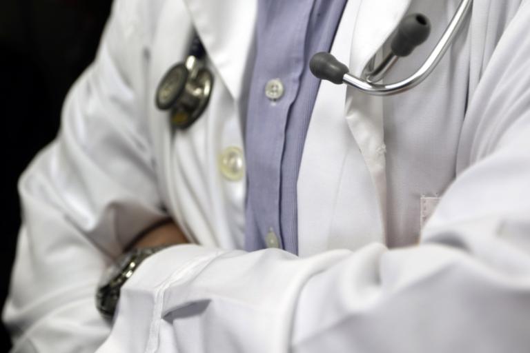 Θεσσαλονίκη: Εκβίαζαν τον γιατρό και… τους πέρασαν χειροπέδες | Newsit.gr Θεσσαλονίκη: Εκβίαζαν τον γιατρό και… τους πέρασαν χειροπέδες | Newsit.gr