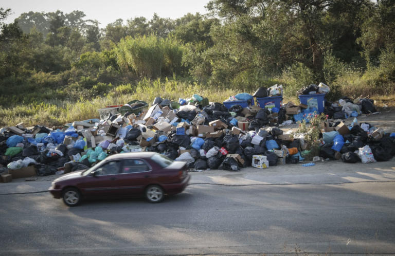 Κέρκυρα: Τα σκουπίδια «πνίγουν» το νησί – Αποχή μαθητών σε σχολείο – Αφόρητη δυσοσμία παντού! | Newsit.gr