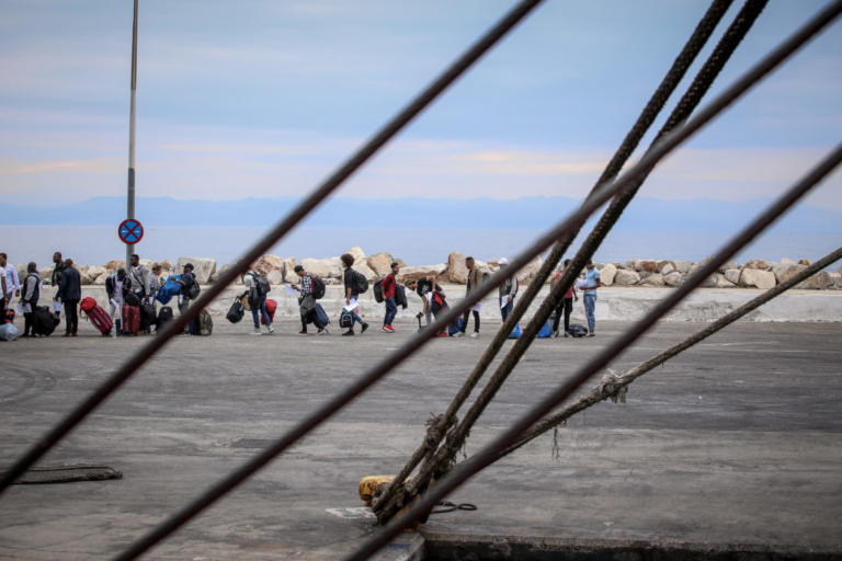 Αναχώρησαν από την Μυτιλήνη 104 μετανάστες που αιτούνται άσυλο | Newsit.gr Αναχώρησαν από την Μυτιλήνη 104 μετανάστες που αιτούνται άσυλο | Newsit.gr