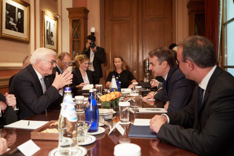Μητσοτάκης σε Στάινμαϊερ: «Μην κόψετε τις συντάξεις!» | Newsit.gr Μητσοτάκης σε Στάινμαϊερ: «Μην κόψετε τις συντάξεις!» | Newsit.gr