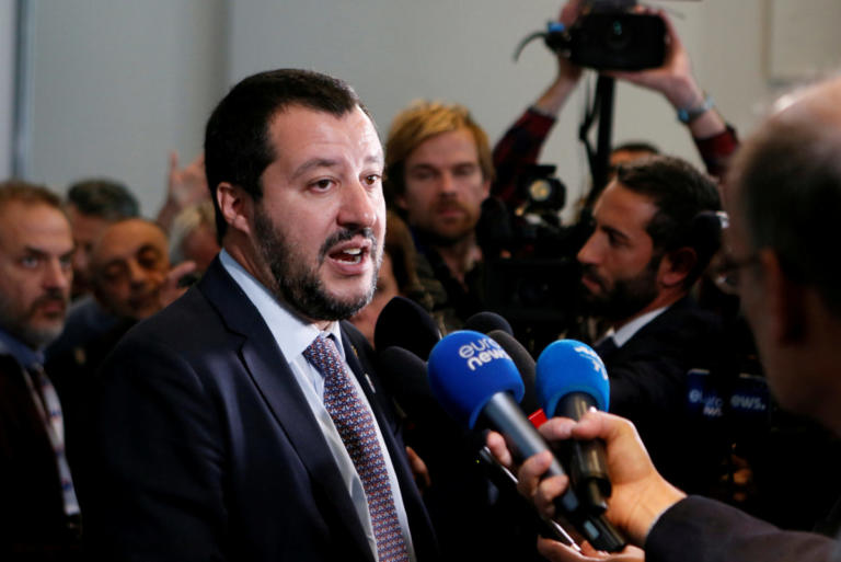 Ιταλία: “Φουλάρει” με αστυνομικούς τα σύνορα με την Γαλλία ο Σαλβίνι για να εμποδίσει τους μετανάστες | Newsit.gr Ιταλία: “Φουλάρει” με αστυνομικούς τα σύνορα με την Γαλλία ο Σαλβίνι για να εμποδίσει τους μετανάστες | Newsit.gr