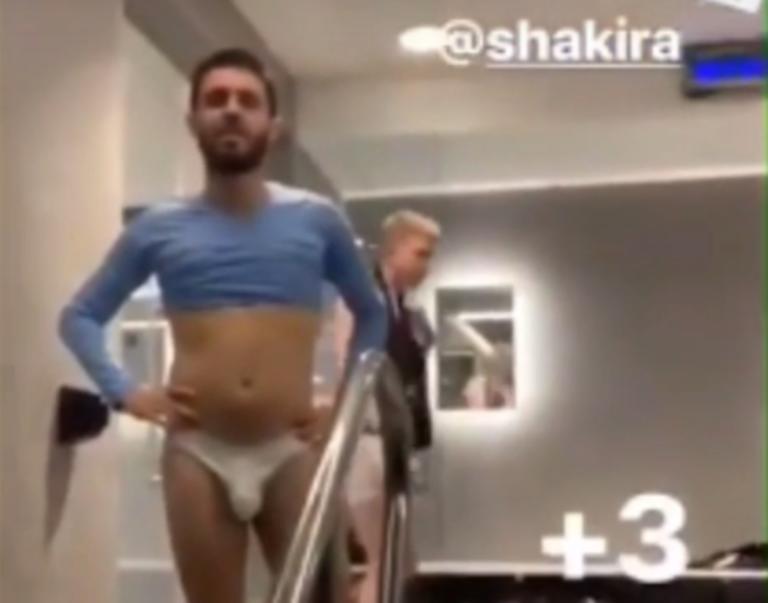 Έμεινε με το εσώρουχο και έκανε τη… Σακίρα! Απίθανο video με τον Σίλβα στα αποδυτήρια | Newsit.gr Έμεινε με το εσώρουχο και έκανε τη… Σακίρα! Απίθανο video με τον Σίλβα στα αποδυτήρια | Newsit.gr