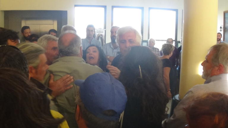 Χίος: Χαμός στο Δημοτικό Συμβούλιo! – video | Newsit.gr Χίος: Χαμός στο Δημοτικό Συμβούλιo! – video | Newsit.gr