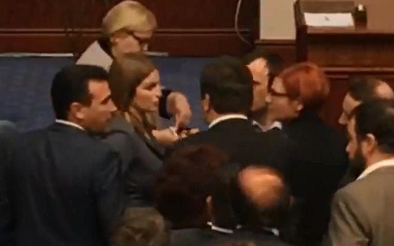 Σκόπια: Ξεκίνησε η συζήτηση εν μέσω “οργίου” καταγγελιών! LIVE εικόνα | Newsit.gr Σκόπια: Ξεκίνησε η συζήτηση εν μέσω “οργίου” καταγγελιών! LIVE εικόνα | Newsit.gr