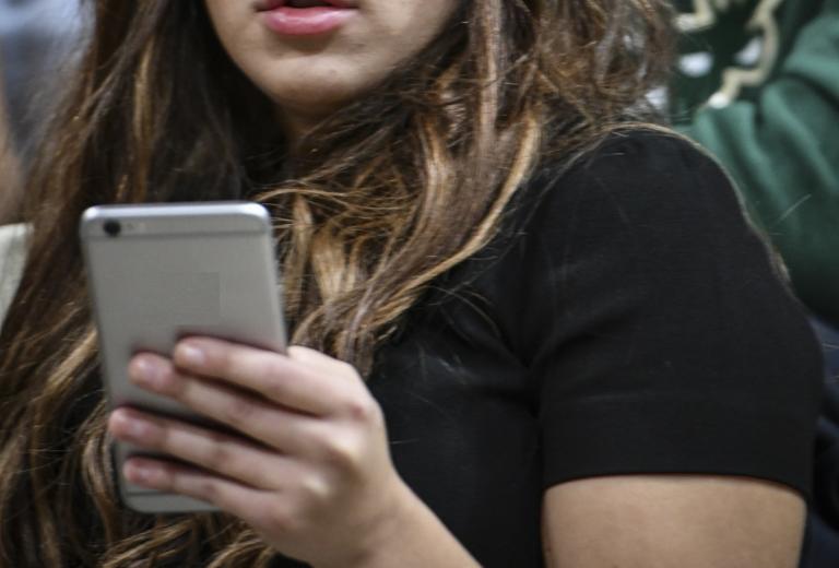 Μιλούσαν στο κινητό τηλέφωνο τη στιγμή που δεν έπρεπε – Έπεσαν βροχή τα πρόστιμα | Newsit.gr Μιλούσαν στο κινητό τηλέφωνο τη στιγμή που δεν έπρεπε – Έπεσαν βροχή τα πρόστιμα | Newsit.gr