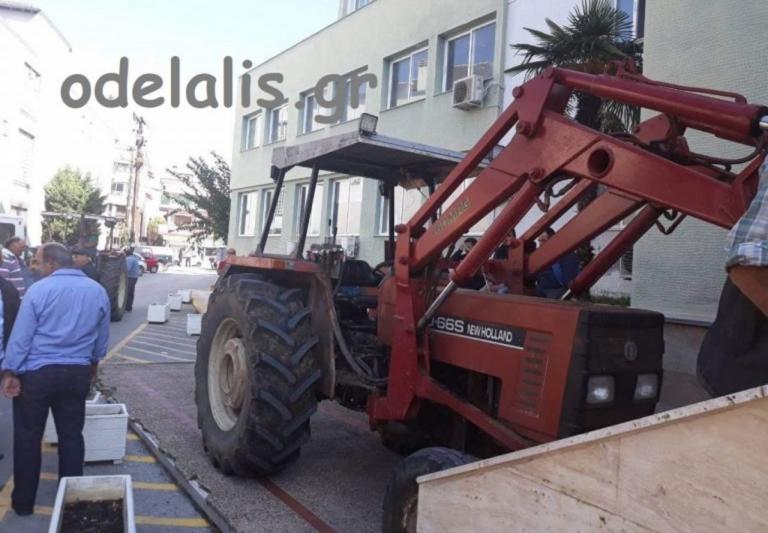 Εξοργισμένοι κτηνοτρόφοι έχυσαν γάλα στην Κατερίνη – video | Newsit.gr Εξοργισμένοι κτηνοτρόφοι έχυσαν γάλα στην Κατερίνη – video | Newsit.gr