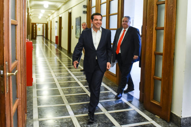 Τα βλέμματα στο Μαξίμου! Αντίστροφη μέτρηση για το πρώτο τετ α τετ Τσίπρα – Κοτζιά μετά την παραίτηση | Newsit.gr Τα βλέμματα στο Μαξίμου! Αντίστροφη μέτρηση για το πρώτο τετ α τετ Τσίπρα – Κοτζιά μετά την παραίτηση | Newsit.gr