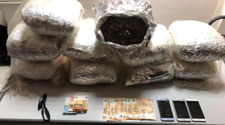 Κρήτη: Έπιασαν ζευγάρι με 20 κιλά χασίς | Newsit.gr Κρήτη: Έπιασαν ζευγάρι με 20 κιλά χασίς | Newsit.gr