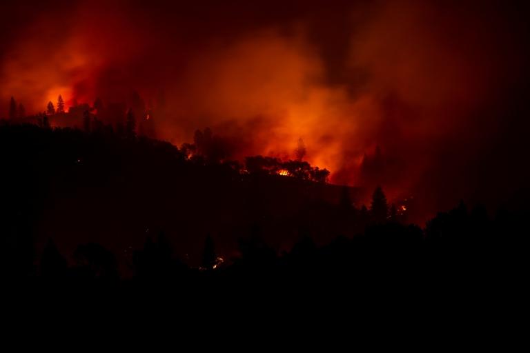 Καλιφόρνια: Στον τόπο της τραγωδίας ο Τραμπ – Συναντήσεις με πυρόπληκτους