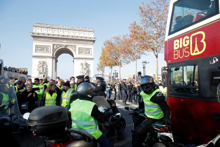 Γαλλία – “Κίτρινα Γιλέκα”: Περίπου 2.000 συγκεντρώσεις διαμαρτυρίας για τα ακριβά καύσιμα – Μία νεκρή διαδηλώτρια! [pics] | Newsit.gr