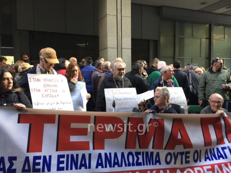 Διαμαρτυρία ατόμων με αναπηρία στο υπουργείο Οικονομικών | Newsit.gr Διαμαρτυρία ατόμων με αναπηρία στο υπουργείο Οικονομικών | Newsit.gr