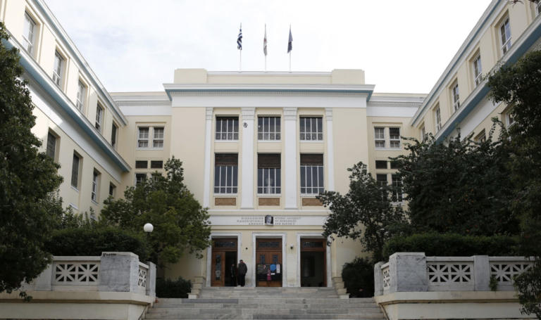 Επίθεση κουκουλοφόρων σε περιπολικό έξω από την ΑΣΟΕΕ | Newsit.gr Επίθεση κουκουλοφόρων σε περιπολικό έξω από την ΑΣΟΕΕ | Newsit.gr