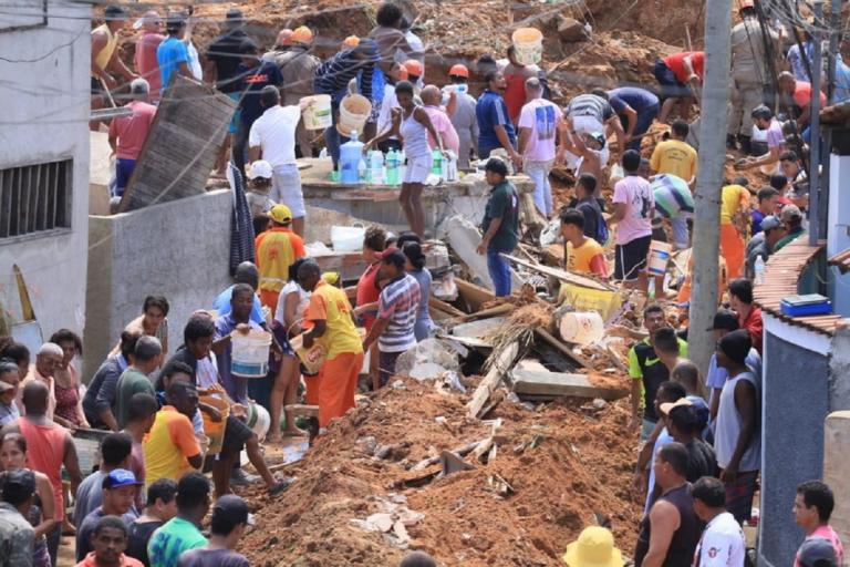 Βραζιλία: Εννιά νεκροί ύστερα από κατολίσθηση στο Ρίο! | Newsit.gr Βραζιλία: Εννιά νεκροί ύστερα από κατολίσθηση στο Ρίο! | Newsit.gr