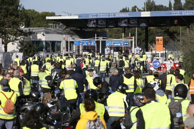 Συνεχίζουν τις κινητοποιήσεις τα “κίτρινα γιλέκα” – Έκλεισαν δρόμους και πετρελαϊκές εγκαταστάσεις | Newsit.gr Συνεχίζουν τις κινητοποιήσεις τα “κίτρινα γιλέκα” – Έκλεισαν δρόμους και πετρελαϊκές εγκαταστάσεις | Newsit.gr